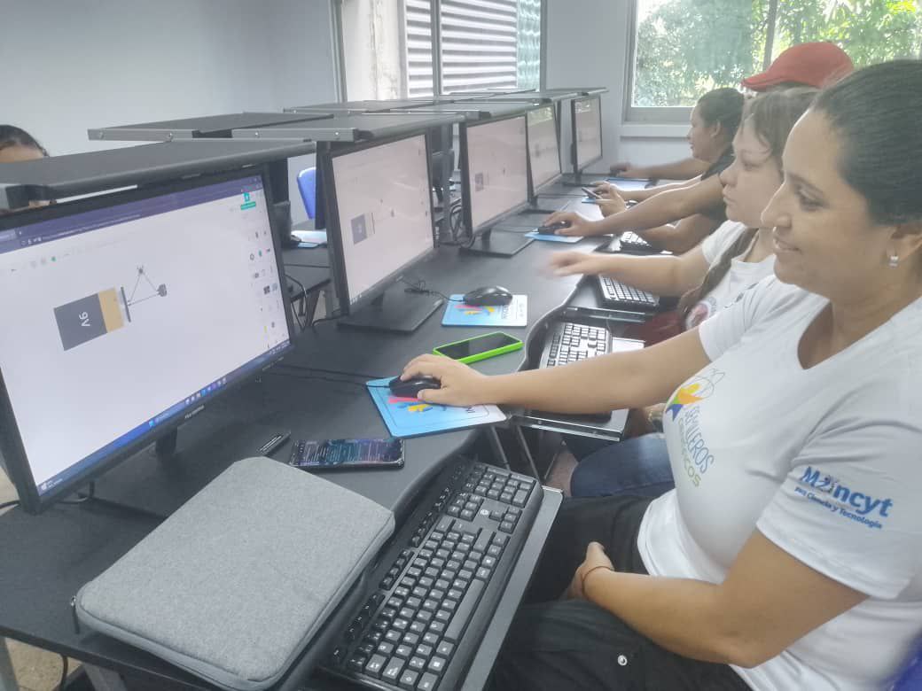 Infocentro empodera a facilitadores y coordinadores de Miranda con taller de robótica educativa y comunicación